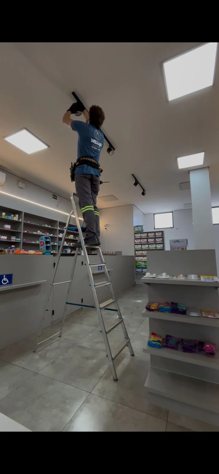 Welliton Breier instalando iluminação em um ambiente residencial